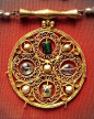  拜占庭繁复的吊坠，6-8世纪，黄金，珐琅彩，玻璃，石榴石，珍珠