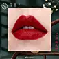 本宫今天一定要给各位姐妹品品这东方浪漫——
—————————花西子雕花口红

复古金闪外壳 质感很棒 膏体上的雕花十分精致 这哪是口红 简直就是艺术品啊！

下面给大家试试三只新色号（无滤镜 轻磨皮）
- M115御宫绣 复古红  冷艳成熟 显白更显气质～...展开全文c
