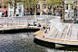 The Floating Island by OBBA + Dertien12 :   布鲁日位于比利时，是一个特殊的中世纪聚居地，几个世纪以来一直保持其历史特色，即砖哥特式。主要出现在欧洲北部和波罗的海。所谓的北方威尼斯被四周现存的大门、城墙和一座防御水塔所包围。布鲁日被联合国教科文组织列为世界遗产地，穿过运河...