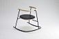 #家居设计#在丹麦皇家美术学院读研的设计师 Rasmus Warberg 用钢管和白蜡木设计了一款现代感十足的摇椅。这把摇椅的框架采用钢管做成，框架圆形底部带有弧度，让椅子可以前后摇动。