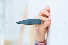 令人愉快的人在敲钉子