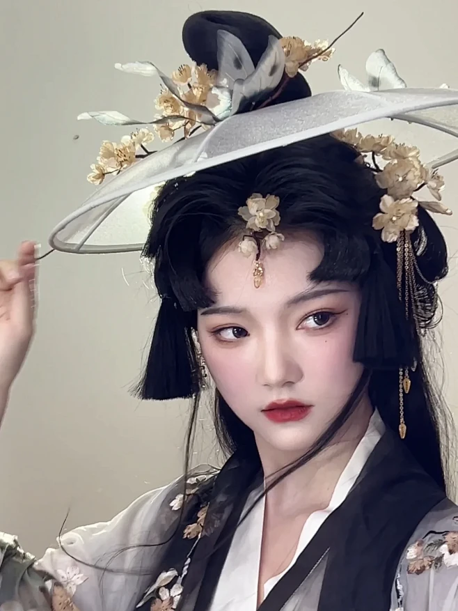 “凤尾蝶落在你眉间。”
