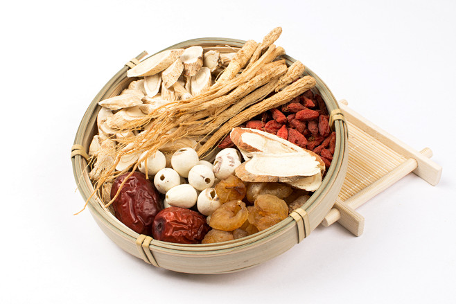 白色背景上依次摆放了一盘中药、一杆秤、捣药罐、红枣、甘草片、枸杞，俯拍 干的，食物，药材，健康的，植物 ，药用的，中医，中药，东方的，饮料，冲 ...
