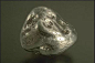 【自然铂】常含有铁、铱、钯、铑等杂质的铂矿物，常成不规则的粒状或鳞片状集合体。无解理。断口锯齿状。自然铂主要产在基性和超基性的火成岩中，尤其是纯橄榄岩，硬度4~6