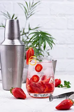 清凉夏日草莓鸡尾酒