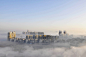 2012年12月5日清晨，湖北襄阳上空出现平流雾，仅有高层建筑露出顶部，整个城区都笼罩在升腾的云雾之中，宛如“海市蜃楼”般若隐若现，景色壮美异常，极为罕见。