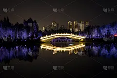 中国湖北武汉东湖的中国桥夜景和城市天际线为背景
