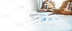 商务合作伙伴在办公室开会期间一起在会议室讨论文件和想法。