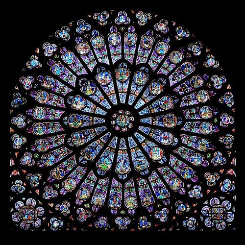 这里的玫瑰窗，特指哥特式大教堂中的圆形玻...