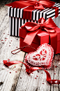 情人节礼物盒与心形饰品