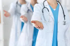 一群医生伸出援助之手握手或拯救生命的特写。医疗保健或医疗现状中的伙伴关系和信任概念