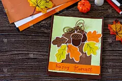 感恩节贺卡放在一张木制桌子上.儿童艺术项目，手工制作，儿童手工艺品.