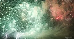 绿色烟花庆祝2022年新年快乐，7月4日节日喜庆。绿色烟花在夜间时间庆祝国定假日。倒计时到新年202