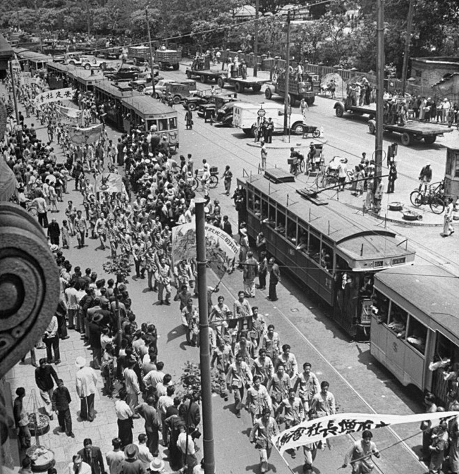 1947年，上海。学生们游行反对共产主义...