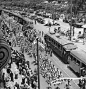 1947年，上海。学生们游行反对共产主义者抢占满洲，市民在有轨电车上围观。