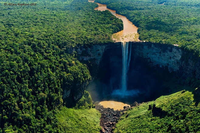 凯厄图尔瀑布位于拉美国家圭亚那中西部的波...