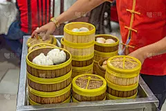 在中餐馆里，服务员在推车上提供蒸点心