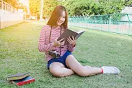 草坪,少女,教科书,美,青少年,公园,水平画幅,美人,夏天,户外