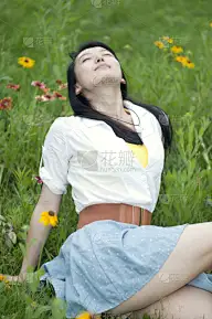 校园,进行中,中等数量人群,垂直画幅,青少年,时尚,人,夏天,草,青年女人