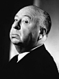 Alfred Hitchcock 阿尔弗雷德·希区柯克（1899-08-13至1980-04-29）原籍英国，是一位闻名世界的电影导演，尤其擅长于拍摄惊悚悬疑片。希区柯克在英国拍摄了大批默片和有声片，之后，他前往好莱坞谋求发展，并与1956年加入美国国籍，并保留了英国国籍。在长达六十年的艺术生涯中，希区柯克共拍摄了超过五十部电影，成为历史上著名的电影艺术大师。