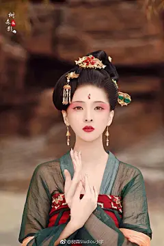 浔阳江头夜送客，
枫叶荻花秋瑟瑟。
主人下马客在船，
举酒欲饮无管弦。
醉不成欢惨将别，
别时茫茫江浸月。
忽闻水上琵琶声，
主人忘归客不发。
寻声暗问弹者谁？
琵琶声停欲语迟。
移船相近邀相见，
添酒回灯重开宴。
千呼万唤始出来，
犹抱琵琶半遮面。
转轴拨弦三两声，
未成曲调先有情。
弦弦掩抑声声思，
似诉平生不得志。
低眉信手续续弹，
说尽心中无限事。
轻拢慢捻抹复挑，
初为《霓裳》后《六幺》。
大弦嘈嘈如急雨，
小弦切切如私语。
嘈嘈切切错杂弹，
大