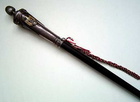 这是一根临时元帅权杖主体似乎是木制头上包裹了金属同样刻了字