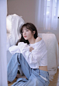 余晖很美，愿保持热爱，漂亮白嫩小蛮腰美少女白衫牛仔裤养眼写真照片 - 搜优图片网