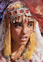 首饰 ｜摩洛哥传统珠宝柏柏尔人是北非的土著群体，在摩洛哥，他们约占人口的50％。柏柏尔文化和遗产在摩洛哥的许多地方无处不在，柏柏尔女性在阿马齐格文化中扮演着非常重要的角色，她们通过佩戴独特的银质项链，发饰，耳环和手镯来表达自己的身份。柏柏尔人的传统是将珠宝首饰从母亲传递给女儿， ​​​​...展开全文c