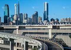 长长的空步道在现代城市广场与天际线