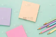 彩色便利贴和彩色铅笔在彩色背景上。为您的文本信息或媒体和内容复制空间。