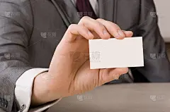 手里拿着一张空白的名片