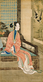 清 宫廷工笔重彩人物画《十二美人图》欣赏
作品以单幅绘单人的形式，分别描绘12位身着汉服的宫苑女子品茶、观书、沉吟、赏蝶等闲适生活情景，同时还以写实的手法逼真地再现了清宫女子冠服、发型、首饰等当时宫中女子最为流行的妆饰。