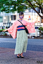 Harajuku Streetwear Style w/ Updo Hairstyle, Printed Mask, Tie-Dye Kimono, GU Micro Pleat Maxi Skirt, Ne-Net Cat Bag & Heeled Shoes – Tokyo Fashion