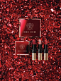 Bobbi Brown | 2017年圣诞限量彩妆 

BOBBI  BROWN的圣诞限定也出来啦！这次的主题是#鱼子酱与红宝石#，鱼子酱寓意赋予肌肤奢宠，而华丽的红宝石色包装则寓意着镶钻闪耀妆容，光看包装就觉得非常奢华了啊( *´艸｀) 

这次的限量版包含眼妆，唇妆，套刷化妆盒和方便携带的套组礼盒。种草酱超喜欢里面 ​​​​...展开全文c