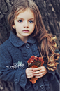 米兰·库尔尼科娃(Milanna Kurnikove)，精灵一般标致灵巧的孩子，是时下最红的童装小模特儿…看小妞小小年纪就这么有镜头感，眼睛像宝石一样美~你被萌到了吗?