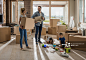 Young happy family moving into a new home. - 创意图片 - 视觉中国