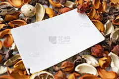 放在混凝土平面上的白纸