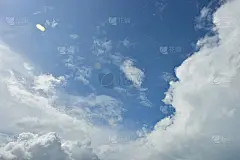 蓝天白云白色的背景。下午美丽的天空和云彩。
