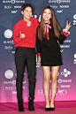 F(x)组合成员Amber、Luna身着Gucci服饰现身2016亚洲风尚大典 (Style Icon Awards (SIA) ) 红毯