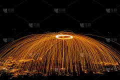 钢丝在头顶燃烧，在夜空中旋转钢丝在黑暗中形成火红的瀑布图案。灵感的模因，博客或海报的创意概念与不寻常