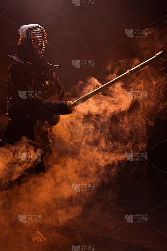 剑道战士在盔甲练习竹剑在烟雾素材-花瓣网