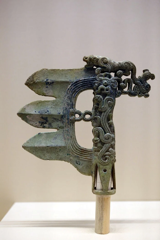 钺形青铜戟，春秋时期，2002年河南平顶山叶县旧县乡4号墓出土。此戟将三个戈头连在一起，铸成钺形。这种罕见造型的戟，实战性能不强，很可能是仪仗 ...