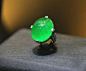镶嵌稀世罕有的重达71.57克拉特级翡翠戒指：灵感取自20世纪30年代。Cartier为美国著名女富豪、伍尔沃斯连锁店继承人芭芭拉•赫顿(Barbara Hutton)创作特意创作款
