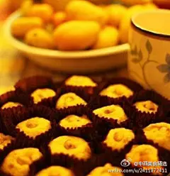 中西美食精选【DIY奶酪焗薯球】材料:红薯350g.黄油30g.白糖1勺.淡奶油20g.鸡蛋黄1个.马苏里拉100g.榛子果仁20个;做法:1.蒸好的红薯碾成泥,与其他材料混合搅拌均匀;2.像做元宵一样团成球放在烘焙纸杯里;3.烤箱预热200度后烤15分钟,薯球变成好看金黄色即可。