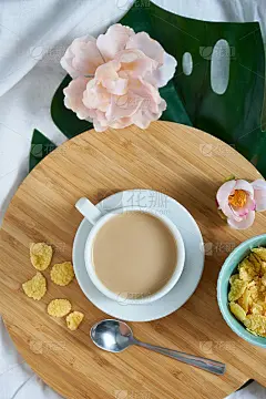 异国情调背景下的白色拿铁咖啡。早餐概念俯视图拷贝空间