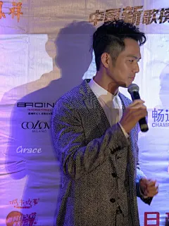 一组红毯截图，第一张霸气侧漏，第二张帅气爆棚，第三第四张好乖~