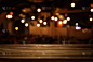 形象木桌前抽象模糊的餐厅灯光背景