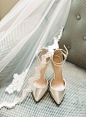 #新娘婚鞋# #白色婚鞋# J Crew wedding shoes | www.carolineyoonphotography.com