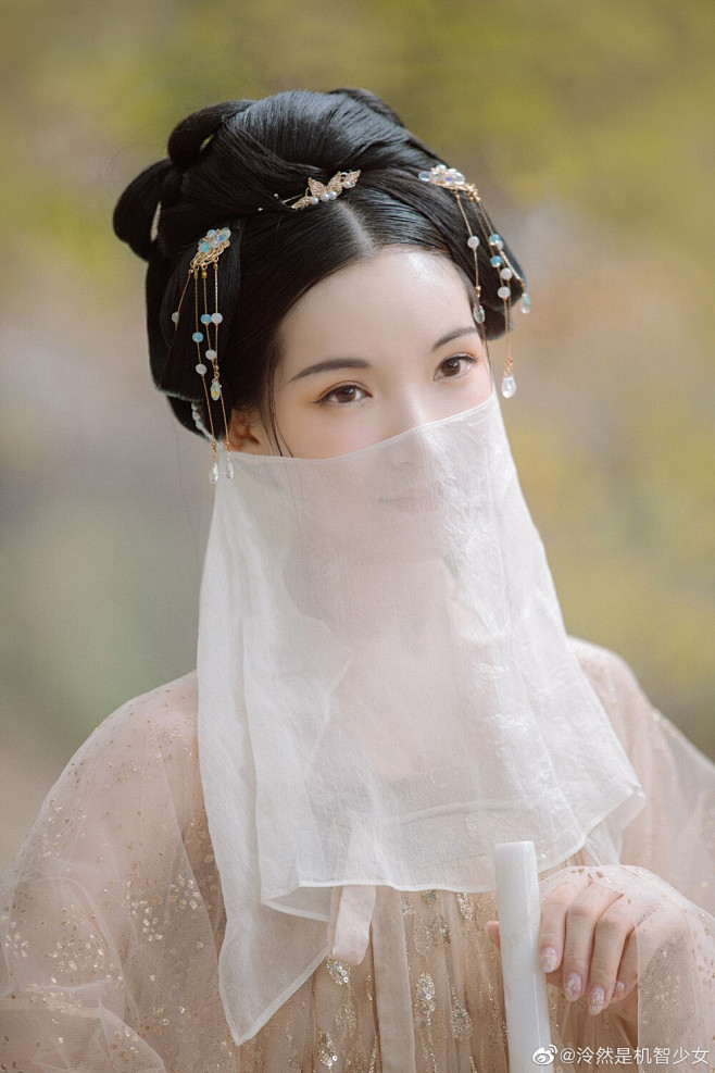 #深圳约拍#
客/
“一川烟草，满城风絮...
