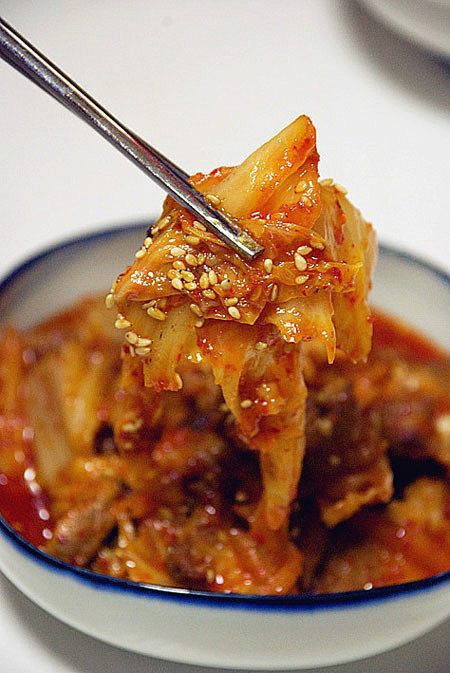 辣白菜炒肉
步骤与做法：
1、如果是整片...